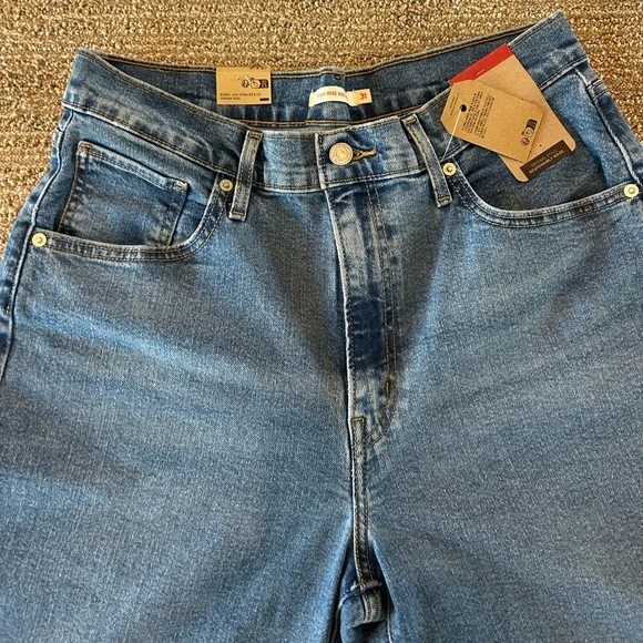 NWT LEVIS HIGH RISE WIDE LEG. Cute trendy jeans. 31”x27”. Has some stretch too. - Picture 5 of 10